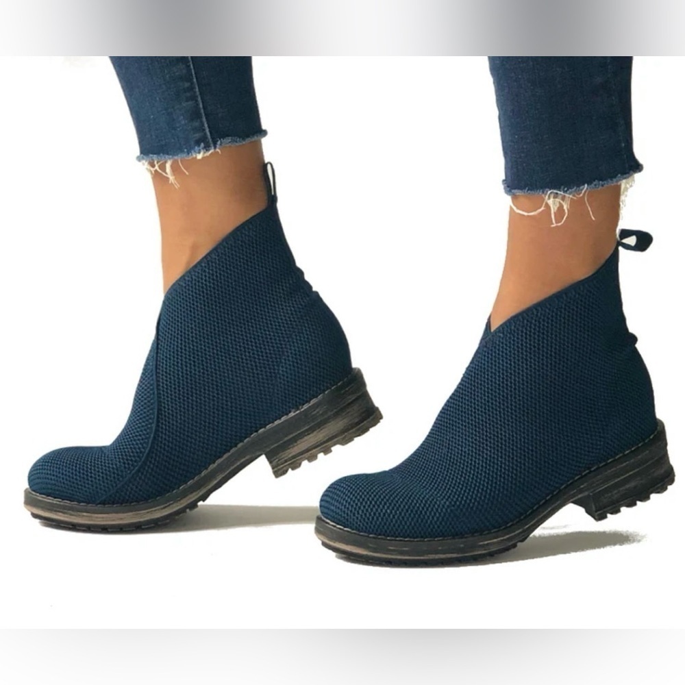 The Rambla Ankle Boot Stretch Pull On
Navy Blue Moto Style Boho Chic
Size 6.5